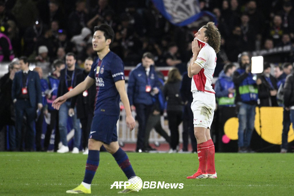 Разочарованный AS Monaco Bout Pas (справа). /AFPBBNews =Новости 1