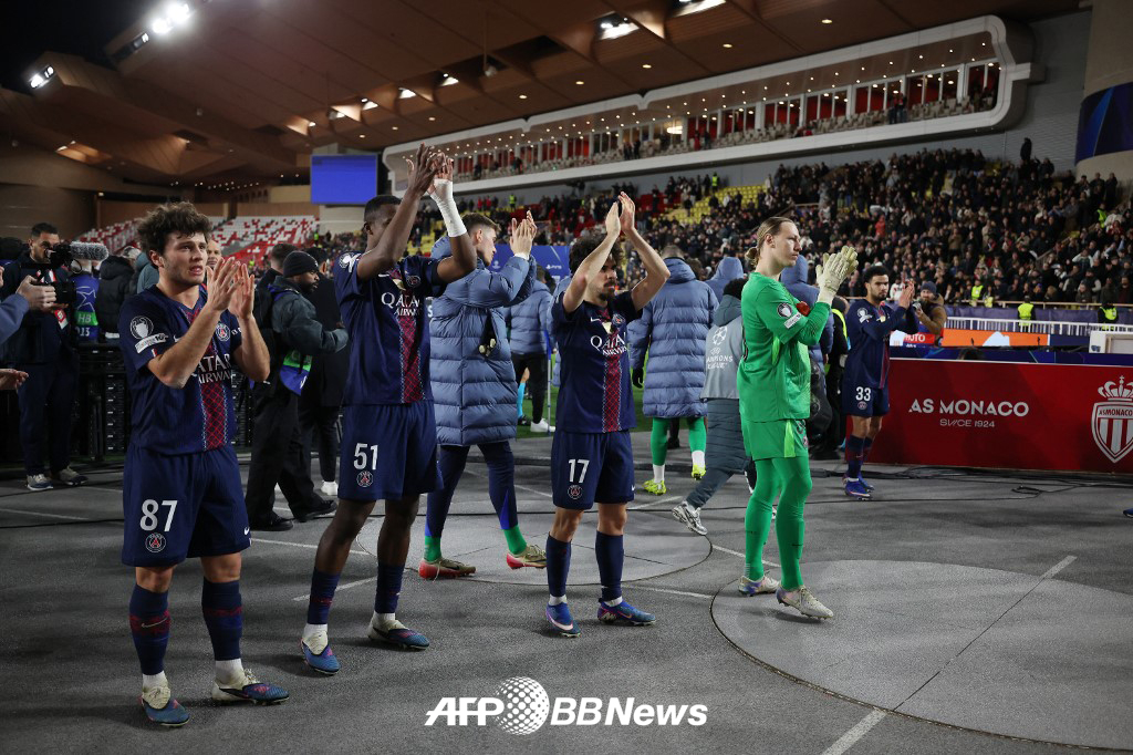 Игроки «Пари Сен-Жермен» приветствуют своих болельщиков после победы в первом матче 1/8 финала плей-офф Лиги чемпионов УЕФА 2025-2026 годов против «Монако» 18-го числа (по корейскому времени)./AFPBBNews =Новости 1