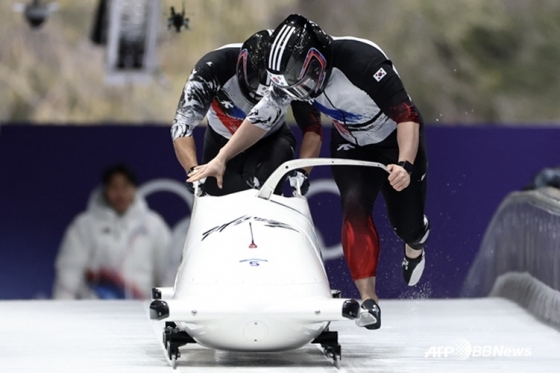 韩国有舵雪橇2人乘"金镇洙队"正在奋力出发。 =法新社BBNews=新闻1。