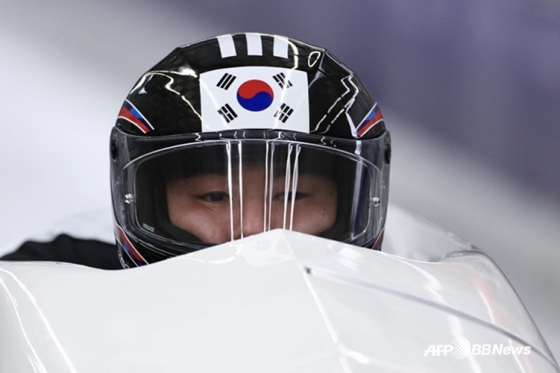 "金镇洙队"领航员金镇洙16日(韩国时间)正在意大利科尔蒂纳丹佩佐科尔蒂纳滑行中心参加男子双人比赛。 =法新社BBNews=新闻1。