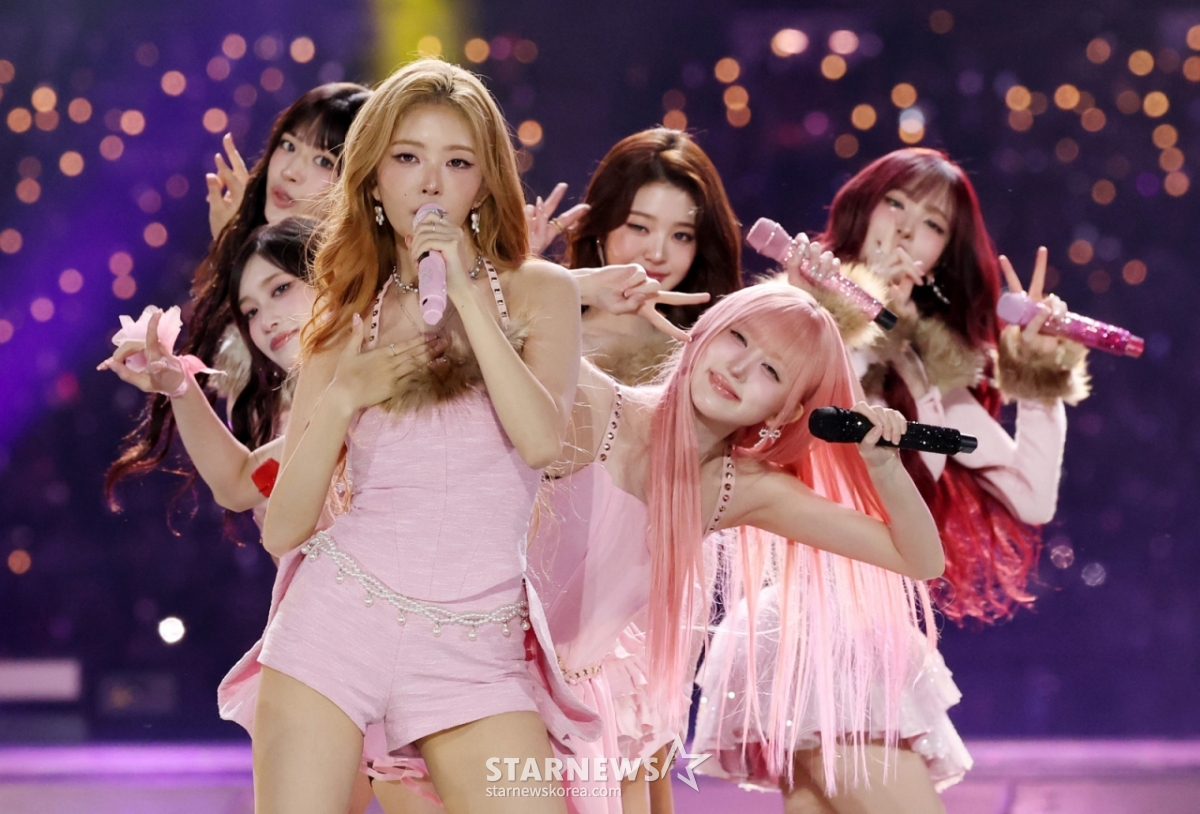 组合Ive于2025年12月6日在高雄国家体育场举行的由明星新闻主办的"10周年亚洲艺术家大奖2025(10th Anniversary Asia Artist Awards 2025,"10周年AAA 2025)"上展示了精彩的舞台。 /2025.12.24/照片=金辉善hwijpg@