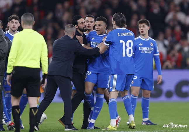 Игроки "Реала" протестуют. Режиссер Арбелоа, который сулит взволнованного Килиан Мбаппе (№ 10). /AFPBBNews =Новости 1