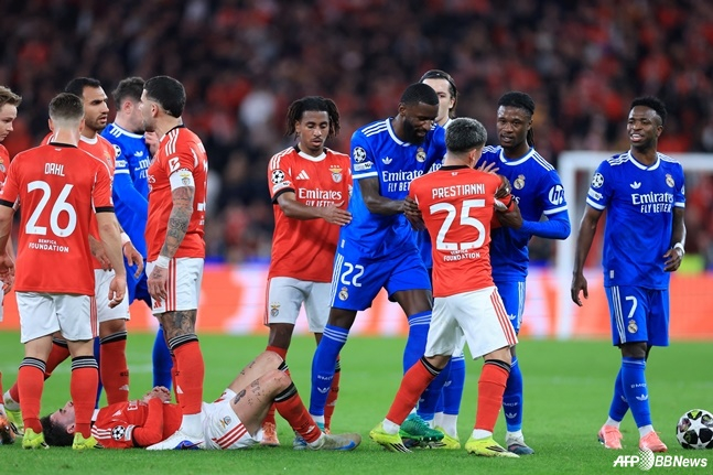 Игроки "Бенфики" и "Реала" столкнулись во время матча Лиги чемпионов. /AFPBBNews =Новости 1