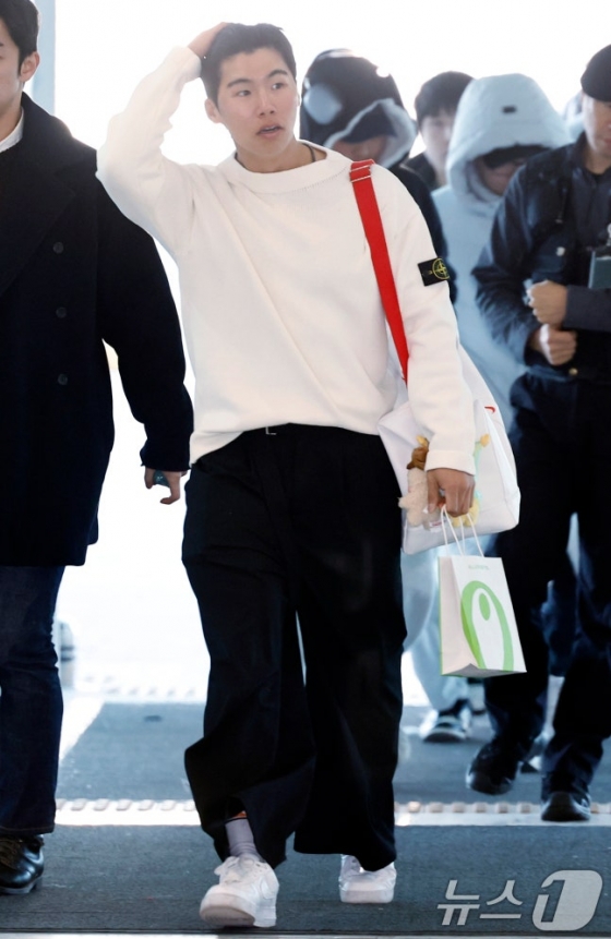  Kim Hye-sung, who plays for the LA Dodgers in the Major League Baseball (MLB), arrives at Incheon International Airport Terminal 2 on the afternoon of January 21 and enters the departure hall. /Photo = News 1