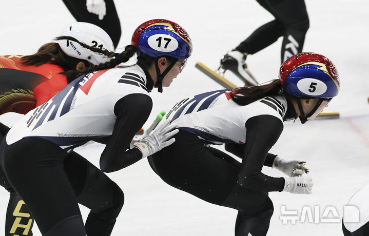 14日(当地时间)，在意大利米兰冰上滑冰馆举行的2026米兰•科尔蒂纳丹佩佐冬奥会短道速滑女子3000米接力半决赛中，短道速滑选手沈锡希正在给崔敏静转圈。 =照片=newsis。