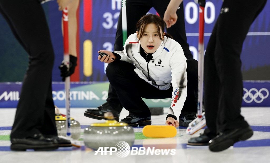 Kim Eun Ji của đội tuyển môn bi đá trên băng nữ Hàn Quốc. /AFPBBNews = Tin tức 1