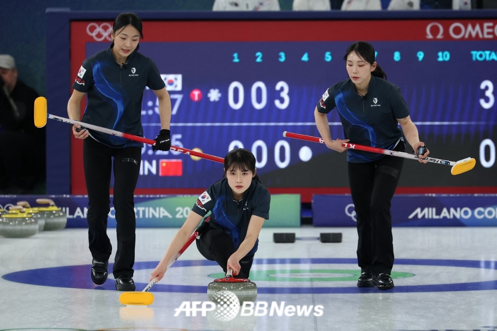 Đội tuyển môn bi đá trên băng nữ Hàn Quốc. /AFPBBNews = Tin tức 1