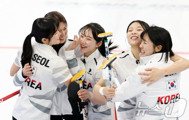Đội tuyển môn bi đá trên băng nữ Hàn Quốc. /AFPBBNews = Tin tức 1