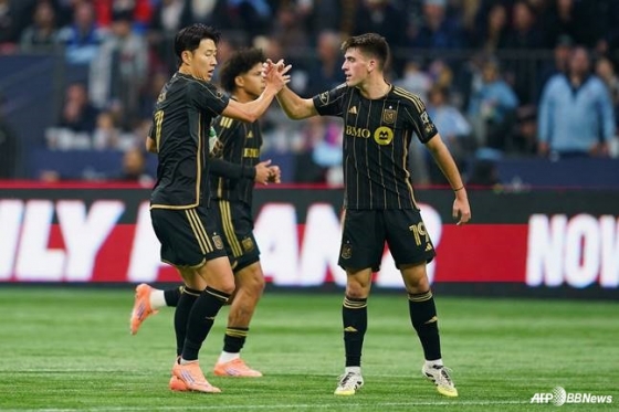 孫興民（ソン·フンミン、左）が11月、カナダ·バンクーバーのBCプレイスで行われた米大リーグサッカー（MLS）カッププレーオフ（PO）コンファレンス準決勝（8強）戦で挽回ゴールを入れて走っている。 /AFPBBNews=ニュース1