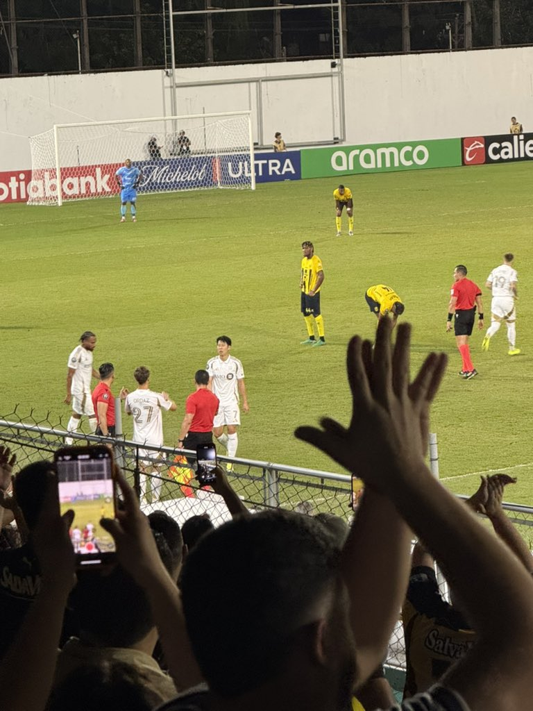  18日(韩国时间)，洛杉矶(LA)FC孙兴慜在洪都拉斯圣佩德罗苏拉的弗朗西斯科•莫拉桑体育场举行的与皇家西班牙人(洪都拉斯)的2026北中美洲和加勒比足球联盟(CONCACAF)冠军杯第1轮第1轮比赛中首发出场，贡献1粒进球和3次助攻后，在下半场第17分钟被替换下场。 =洪都拉斯球迷为孙兴慜鼓掌。