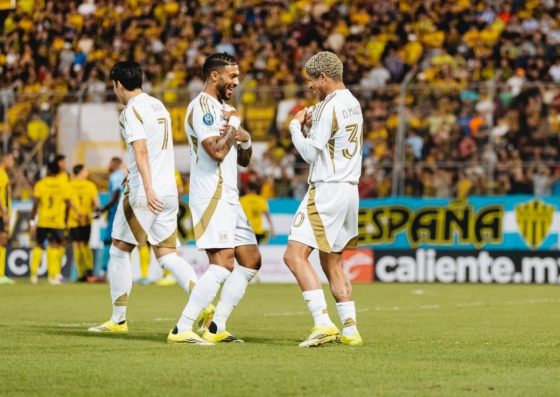 18日下午12时（韩国时间），在洪都拉斯圣佩德罗苏拉的弗朗西斯科•莫拉桑体育场举行的2026赛季北中美洲和加勒比足球联盟（CONCACAF）冠军杯第一轮第一轮比赛上，德尼•布昂加（中）和马丁内斯正在和皇家西班牙人（洪都拉斯）进行舞蹈庆祝。 =照片:洛杉矶FC官方社交网络服务(SNS)