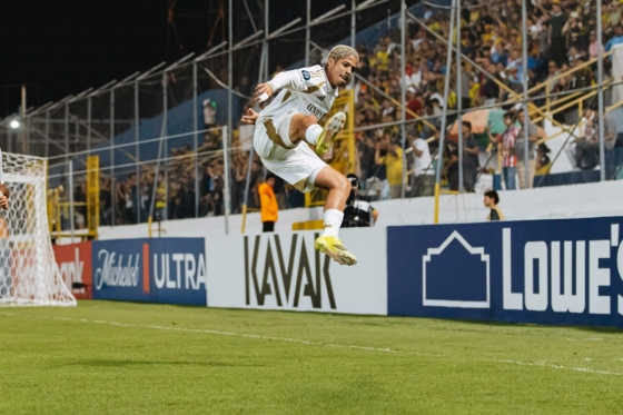 18日下午12时(韩国时间)，接到孙兴慜传球的马丁内斯在洪都拉斯圣佩德罗苏拉的弗朗西斯科•莫拉桑体育场举行的2026赛季北中美洲和加勒比足球联盟(CONCACAF)冠军杯第1轮第1轮与皇家西班牙人队(洪都拉斯)的比赛中进球后正在庆祝。 =照片:洛杉矶FC官方社交网络服务(SNS)