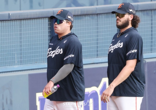 图为，去年7月与柳贤振（左）一起训练的科迪庞塞。 =照片=金镇京。