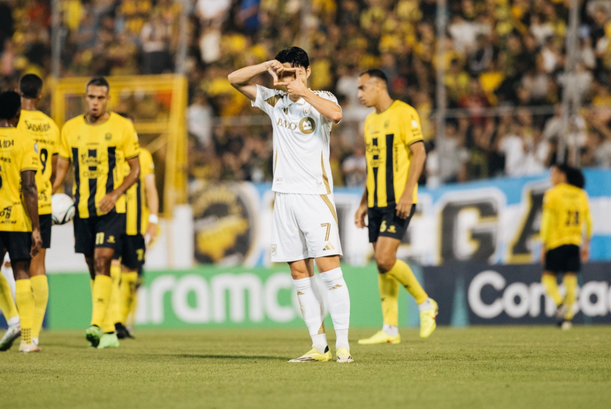 洛杉矶(LA)FC孙兴慜18日(韩国时间)在洪都拉斯圣佩德罗苏拉的弗朗西斯科•莫拉山体育场举行的2026北中美洲和加勒比足球联盟(CONCACAF)冠军杯第1轮第1轮比赛中成功攻入点球后，正在咔嚓庆祝。 当天，孙兴慜贡献1粒进球和3次助攻，帮助球队以6比1大胜对手。 =照片=LAFC的SNS截图。