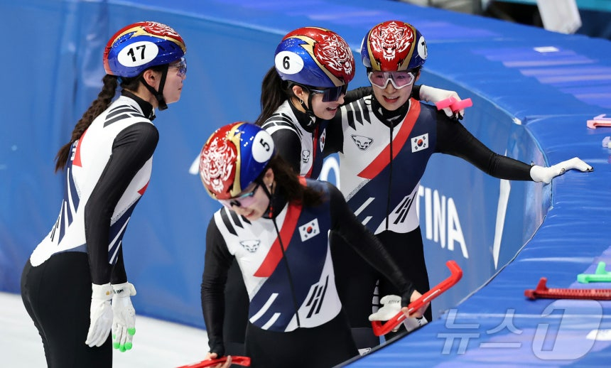 今月15日に行われた準決勝で1位で通過した直後に喜ぶ女子代表チームの選手たち。 /写真=ニュース1