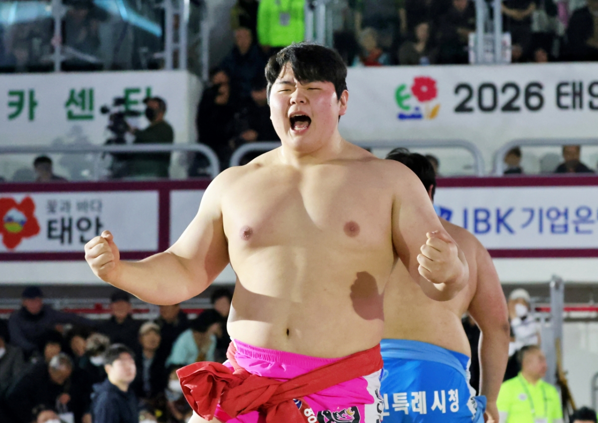 Kim Min-jae (Yeongam-gun Folk Ssireum Team), who was crowned Baekdu Jangsa (140kg or less) at Withers Pharmaceutical 2026 Taean Lunar New Year Ssireum Competition held at Taean Indoor Gymnasium in Taean-gun, Chungcheongnam-do on the 18th, is expressing his joy after winning the championship. /Photo = Courtesy of the Korea Wrestling Association