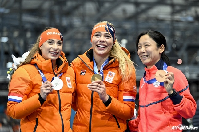 图为，彭克•考克（左）和尤塔•里尔丹（中）。 =法新社BBNews=新闻1。