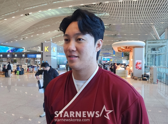 图为1月23日安佑镇在台湾春训出国途中。 =照片=韩联社记者朴秀珍。