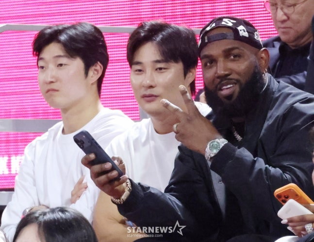 Coach Jung Ki-hoon (from left), Kim Ha-sung and Oh Joo-na, Kim Ha-sung's personal coaches, are watching the professional basketball game. /Photo = Kim Jin-kyung on standby