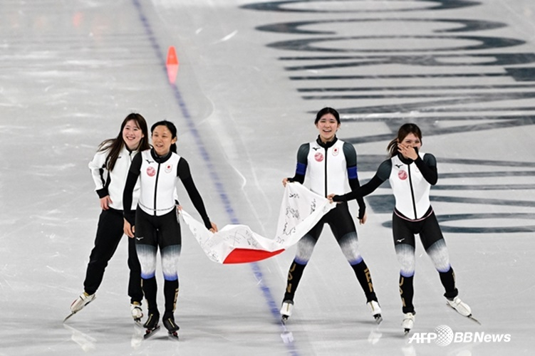 日本女子速滑队超越代表队的国家队选手们因获得铜牌而欢欣鼓舞。  =法新社BBNews=新闻1。