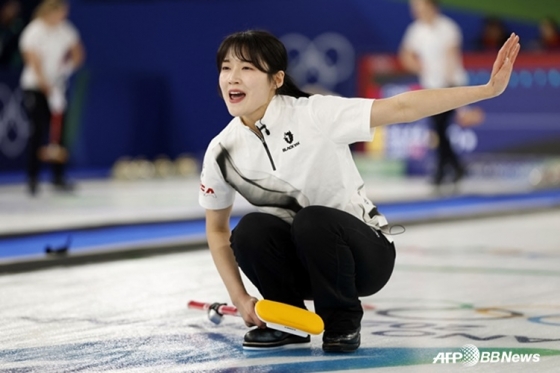 Seol Ye Eun của đội tuyển môn bi đá trên băng nữ Hàn Quốc. /AFPBBNews = Tin tức 1