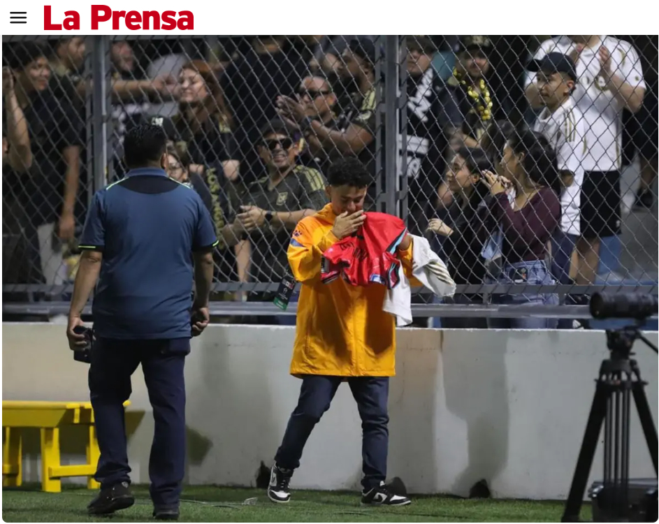 Vào ngày 18 (giờ Hàn Quốc), tại sân vận động Francisco Morasan của San Pedro Sula, Honduras, các quan chức Real España (trận Honduras) và Real España (LA) đã nhận được chữ ký của Son Heung Min sau khi kết thúc vòng đầu tiên của Cúp vô địch CONCACAF 2026. /Ảnh = Cap màn hình trang chủ Laffronsa