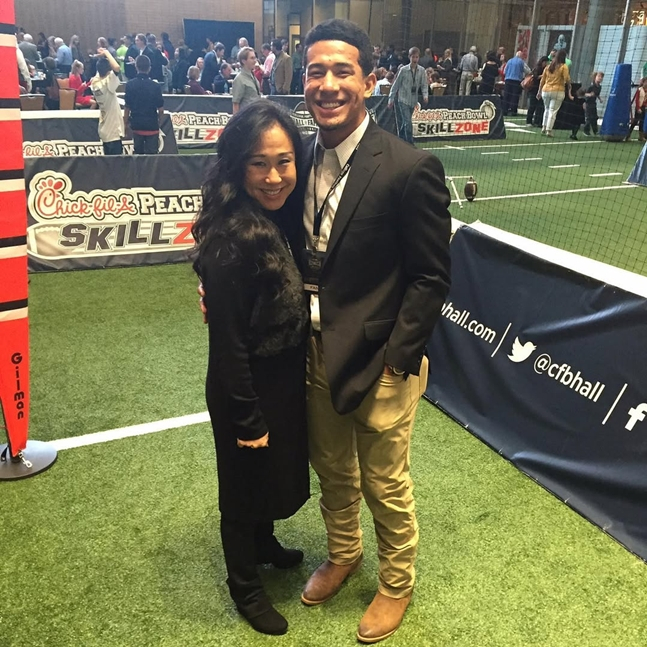 她的母亲是韩国人米歇尔（左）和贾迈·琼斯。 =照片:贾迈·琼斯官方SNS