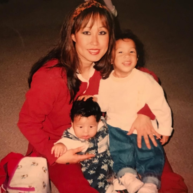 图为，贾迈·琼斯的韩国母亲米歇尔（中间）。 =照片=贾迈·琼斯SNS。