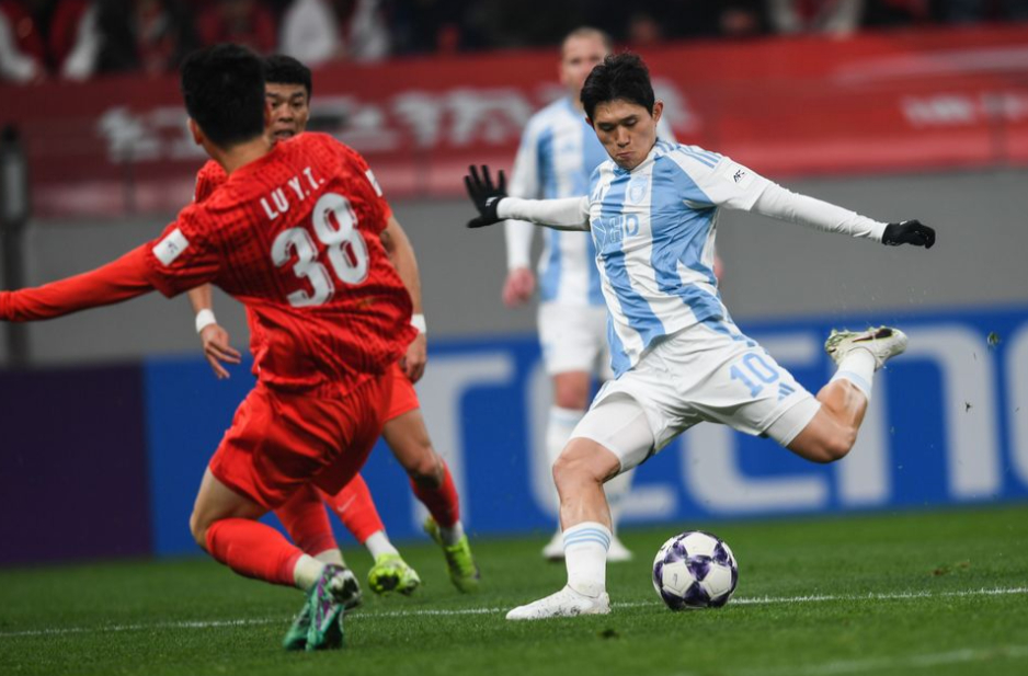 18日(韩国时间)，在中国上海浦东足球场举行的2025~2026亚足联(AFC)冠军联赛精英(ACLE)联赛舞台第8轮最后一轮比赛中，蔚山HD队与上海海港队(中国)的比赛场面。 =照片=亚足联提供。