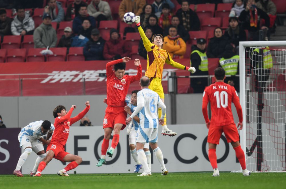 18日(韩国时间)，在中国上海浦东足球场举行的2025~2026亚足联(AFC)冠军联赛精英(ACLE)联赛舞台第8轮最后一轮比赛中，蔚山HD队与上海海港队(中国)的比赛场面。 =照片=亚足联提供。