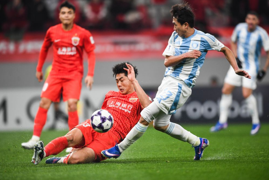 18日(韩国时间)，在中国上海浦东足球场举行的2025~2026亚足联(AFC)冠军联赛精英(ACLE)联赛舞台第8轮最后一轮比赛中，蔚山HD队与上海海港队(中国)的比赛场面。 =照片=亚足联提供。