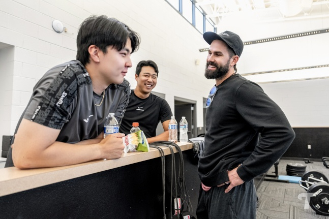 18日(韩国时间),前LG队外援凯西•凯利(右一)来到在美国亚利桑那州斯科茨代尔举行的2026LG春季集训,与李敏镐(左)、郑佑荣重逢。 =照片=LG twins提供。