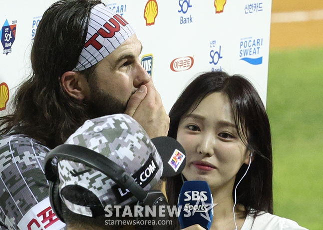 LG时期的凯西•凯利(左)在接受采访时热泪盈眶。 =照片=金镇京。