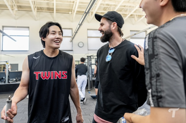 18日(韩国时间),前LG队外籍投手凯西•凯利(中)来到在美国亚利桑那州斯科茨代尔举行的"2026LG春季集训",正在与林灿圭进行对话。 =照片=LG twins提供。