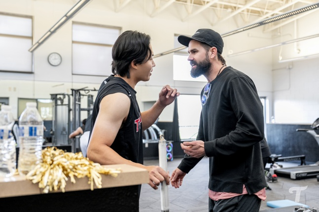 18日(韩国时间),前LG队外籍投手凯西•凯利(中)来到在美国亚利桑那州斯科茨代尔举行的"2026LG春季集训",正在与林灿圭进行对话。 =照片=LG twins提供。