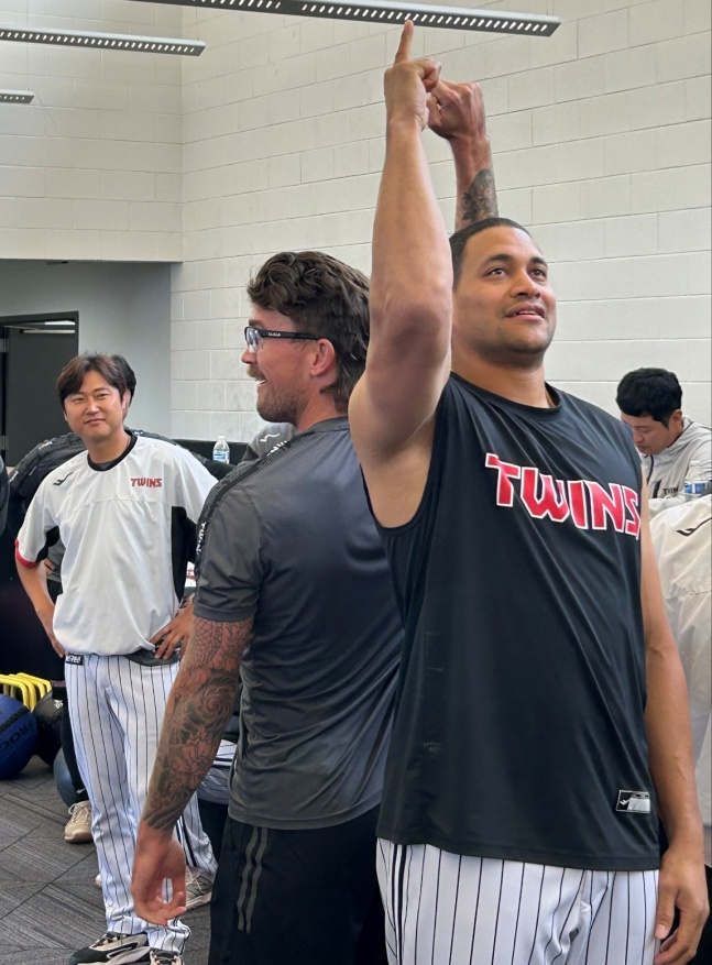 18日(韩国时间),在美国亚利桑那州斯科茨代尔举行的2026LG春季集训上,LG外籍投手拉克兰·威尔斯(左)和尤尼·奇里诺斯正在玩石头剪子布。 =照片=LG twins提供。