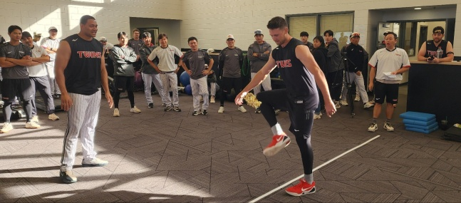 18日(韩国时间),在美国亚利桑那州斯科茨代尔举行的"2026LG春季集训"上,LG外籍投手安德斯•托尔赫斯特(中)正在踢毽子。 =照片=LG twins提供。