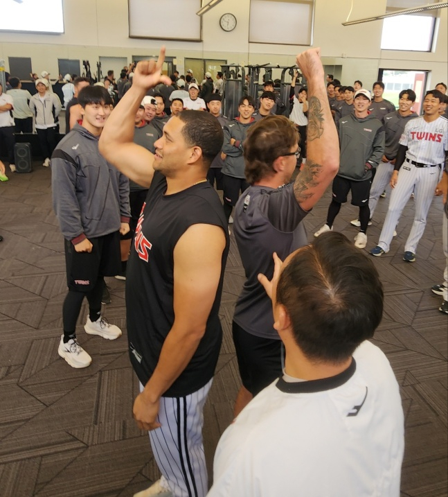 18日(韩国时间),在美国亚利桑那州斯科茨代尔举行的2026LG春季集训上,LG外籍投手拉克兰•威尔斯(中间右)和尤尼•奇里诺斯正在玩石头剪子布。 =照片=LG twins提供。