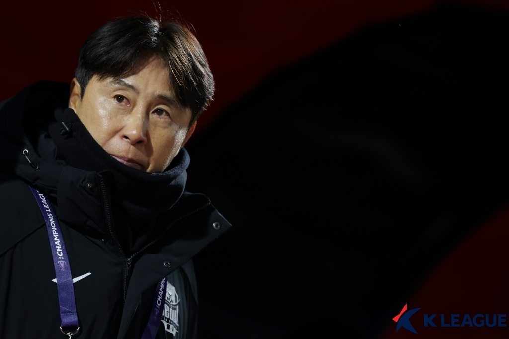 他就是FC首尔队主教练金基东。 =图为,韩国职业足球联盟提供。