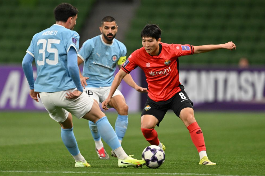 图为,18日在澳大利亚墨尔本举行的江原FC队与墨尔本城队的2025~2026年亚足联(AFC)冠军联赛精英(ACLE)第8场比赛。 =照片=亚足联提供。