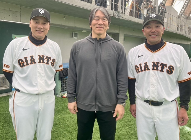 1线队击球教练李承烨(左起)、巡回教练松井秀喜、读卖队教练安倍晋之助。 =照片=读卖巨人队官方SNS。