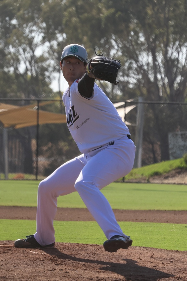 17日（韩国时间），KT Wiz亚洲区配额选手杉本幸树在澳大利亚吉隆的吉隆棒球中心进行了第二次现场投球。 =照片=KT wiz提供。