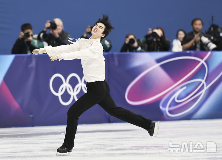 图为1月13日(当地时间),在意大利米兰冰上滑冰竞技场中举行的2026米兰·科尔蒂纳丹佩佐冬奥会花样滑冰男子单人自由滑比赛中,自由滑选手车俊焕正在表演。 =照片=newsis。
