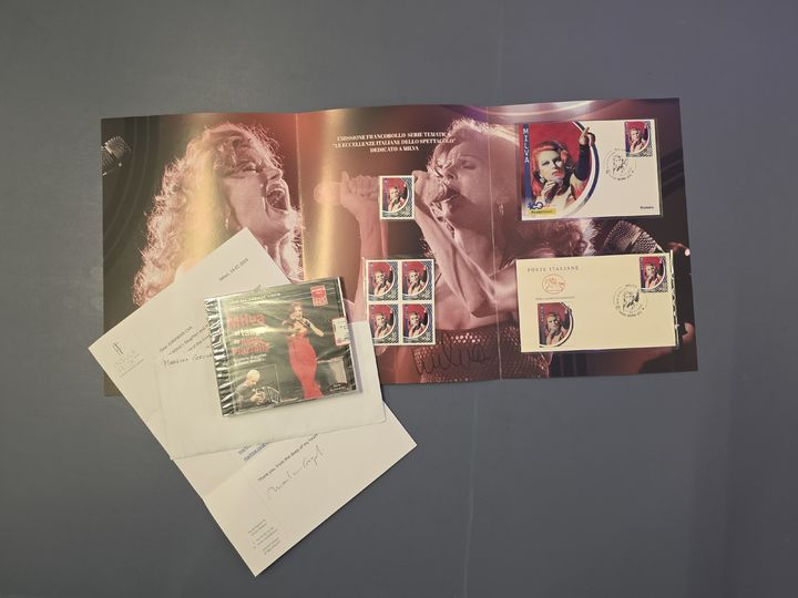 Milba的女儿送给车俊焕的信、包含"为狂人的情歌"的CD专辑、为Milba发行的特别邮票套装。 =照片=大韩体育会提供。