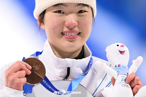 图为1月9日(当地时间),在意大利利维尼奥雪地公园(ribinyo snow park)举行的2026米兰·科尔蒂纳丹佩佐冬奥会女子单板滑雪大跳台颁奖典礼上,柳承恩获得铜牌后正在合影留念。 =法新社BBNews=新闻1。