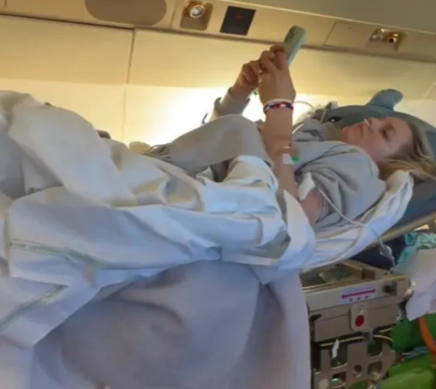 林赛·沃恩被飞机送往医院。 =照片=《太阳报》结束。