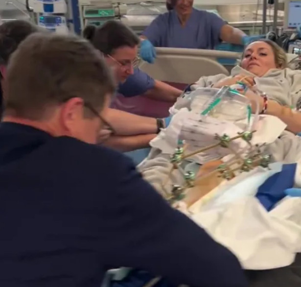 林赛 ∙ 沃恩因伤势过重而卧床不起. =照片=《太阳报》结束。