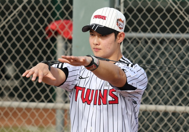 最近在美国亚利桑那州斯科茨代尔举行的2026LG春季集训上,金英宇正在做伸展运动。 =照片=LG twins提供。