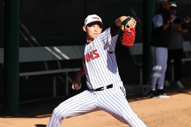 金荣宇最近在美国亚利桑那州斯科茨代尔举行的2026LG春季集训上投球。 =照片=LG twins提供。