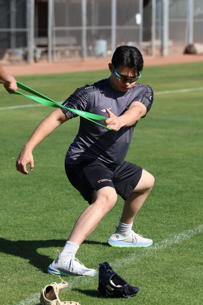 最近在美国亚利桑那州斯科茨代尔举行的2026LG春季集训上,金英宇正在做伸展运动。 =照片=LG twins提供。